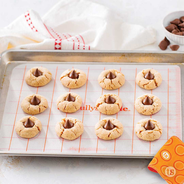 Silicone Baking Mat with Sili-Scrub Cloth Displayed