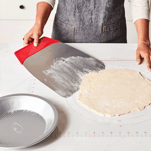 Demonstrating how to use the King Arthur Giant Spatula